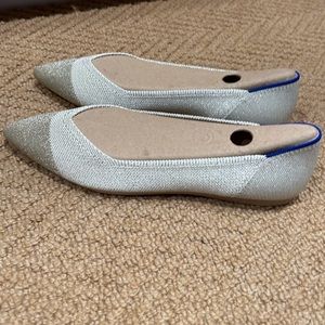 Rothy’s pointy toe NEW cream with gold toe and heel. Size 9